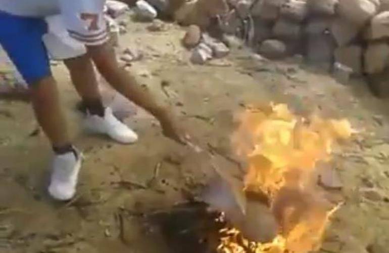 (Vídeo) Crueldad humana: sujetos queman viva a una lechuza y lo festejan