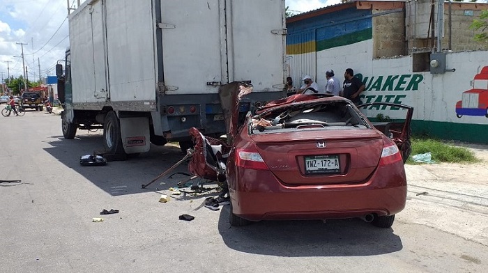 Mérida: Se impacta contra camión de carga y se salva de milagro