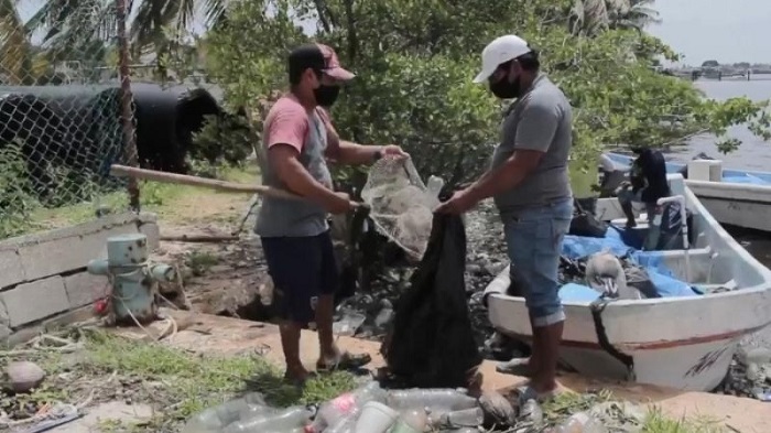 VIDEO: Sancionan a pescadores que arrojaron desechos al mar de Progreso