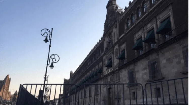 Rodean a Palacio Nacional con vallas metálicas por Covid-19