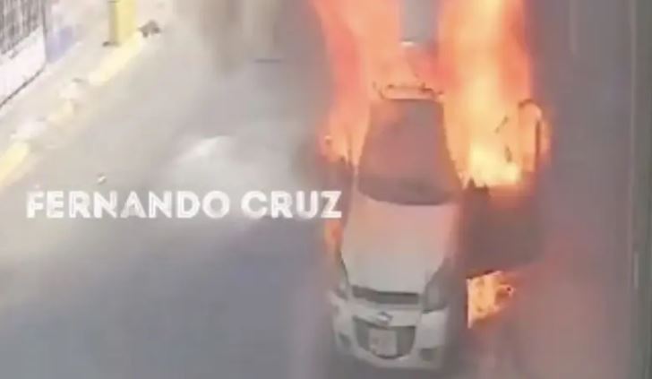 (VIDEO) Edomex: Con llamas alcanzan a salir de auto que luego explota