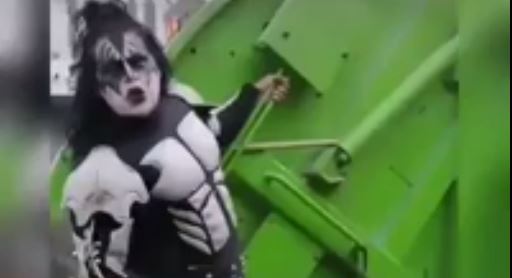 Sorprende "integrante" de Kiss recolectando basura