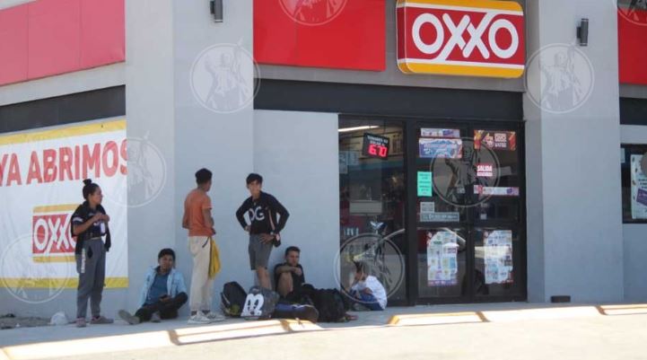 Juárez: Niegan a migrantes servicio en Oxxo; encargado dice que fue agredido