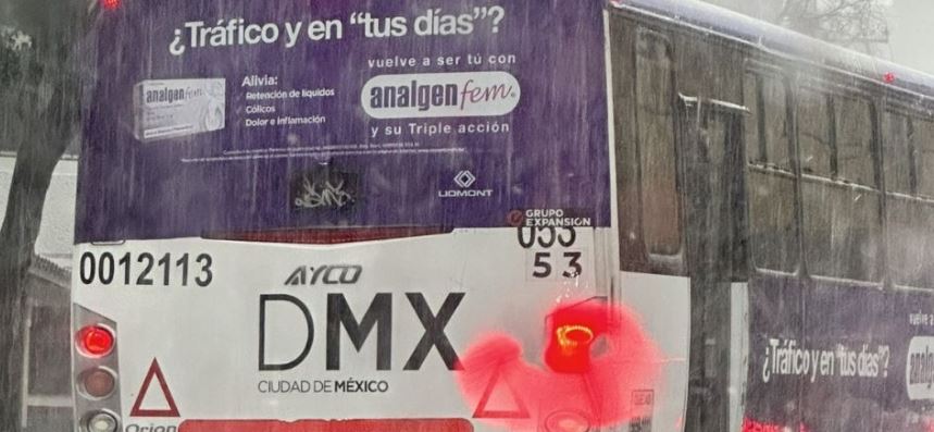 (VIDEO) CDMX. Denuncian brutal golpiza contra hombres y mujeres en un bus