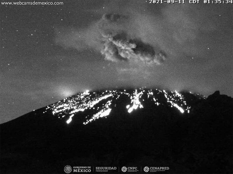 Popocatépetl registra explosión, lanza fragmentos incandescentes y fumarola