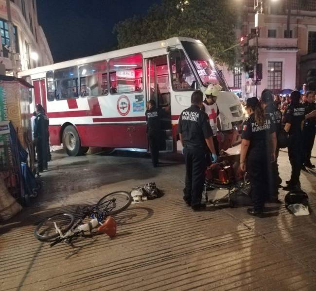 Mérida: Abuelito cruza con su bici y camión le fractura el pie