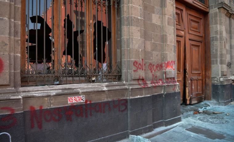 AMLO: "Fue vulgar acto de provocación" entrada violenta al Palacio por caso Ayotzinapa