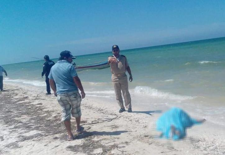 Macabro hallazgo en Chicxulub: un cadáver flotando en la playa