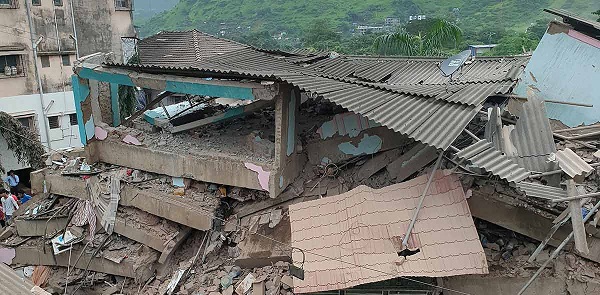 India: Se derrumba edificio con saldo de al menos 11 muertos