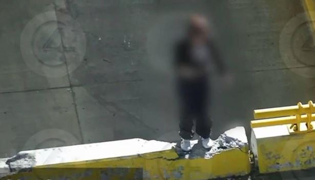 Policía de Celaya evita que mujer se lance de un puente peatonal