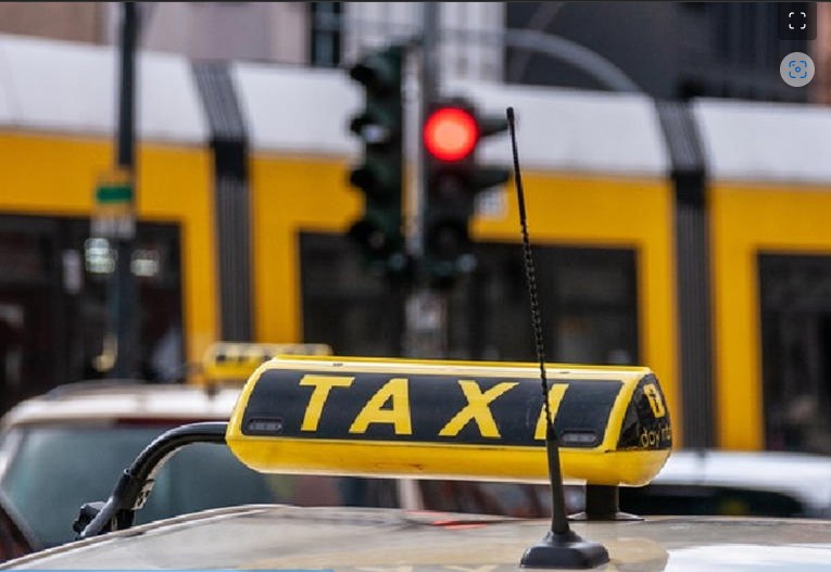 Colombia: ¡Antes muerta! Mujer muere tras lanzarse de un taxi para no pagar la tarifa