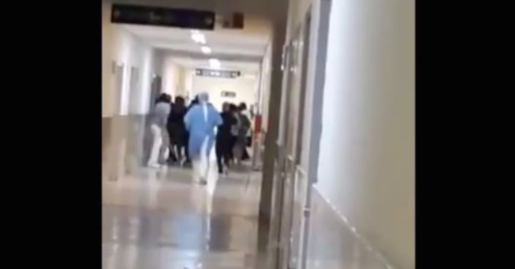 (VÍDEO) Familiares de paciente muerto por Covid-19 agreden a médicos del IMSS