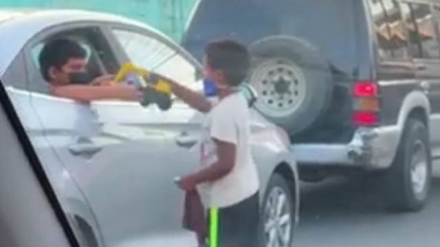 (VIDEO) Le regala juguete a niño limpiaparabrisas y ambos se vuelven amigos