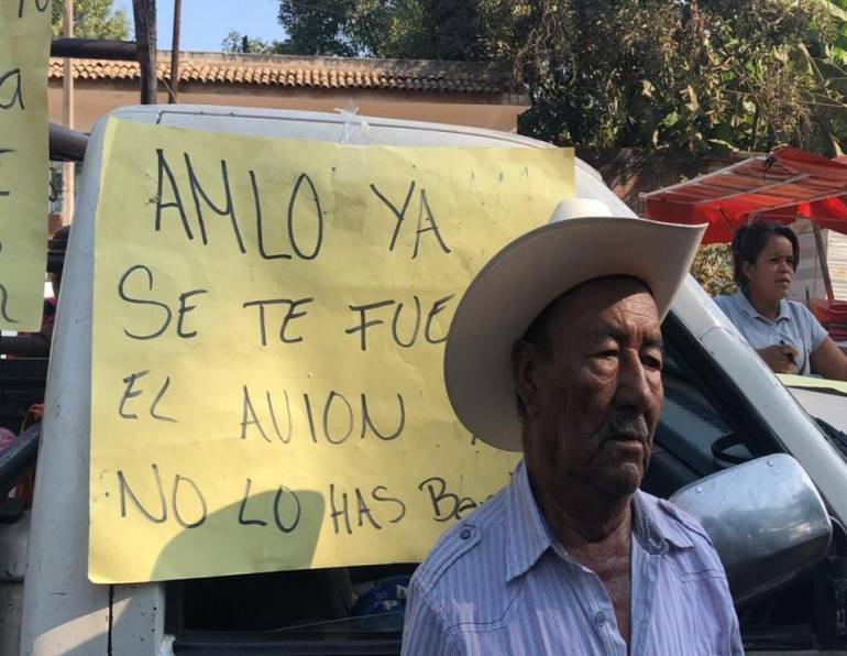 "Este ganso no cumple", reprochan manifestantes a AMLO en Michoacán