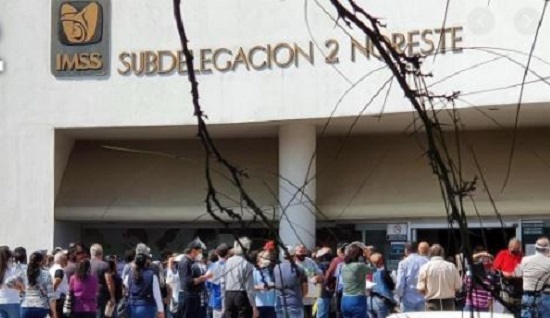 Monterrey: Esperan abuelitos hasta 6 horas para cobrar sus pensiones del IMSS