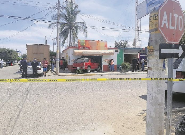 Camioneta se mete a restaurante y mata a niña que comía pizza en Sinaloa