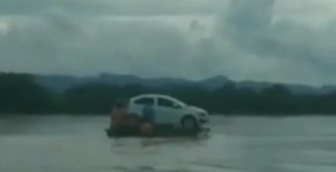 (VÍDEO) Cruzan auto con cayucos por río Usumacinta de Tabasco