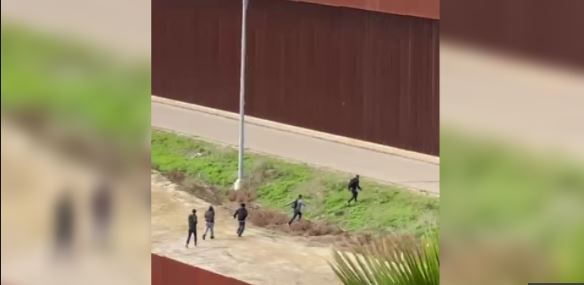 En minutos migrantes cruzan doble muro de México a EE.UU.