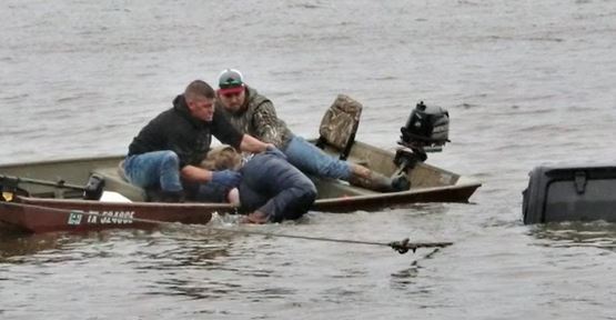 Rescatan con vida a una mujer atrapada dentro de un auto hundido en un lago