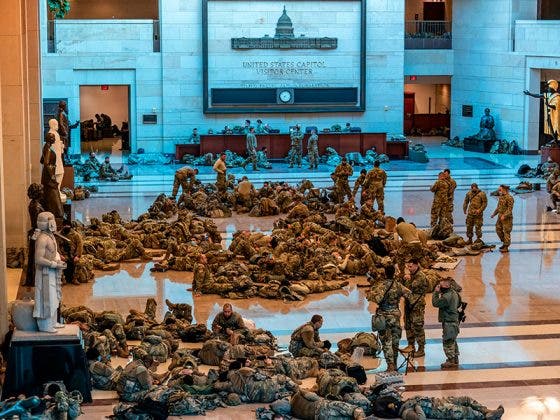 Captan a la Guardia Nacional de EE.UU. durmiendo en pasillos del Capitolio