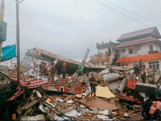 Sismo de 6.2 deja ‘bajo los escombros’ a Indonesia; hay cientos de heridos