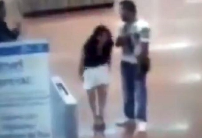 (VIDEO) Mujer quita todo en el súper para probar que no estaba robando