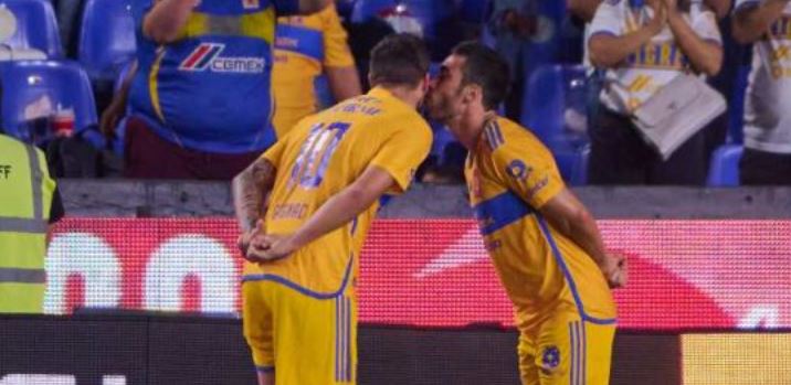 Gignac y Vigón celebran con besos voletereta de Tigres VS Santos