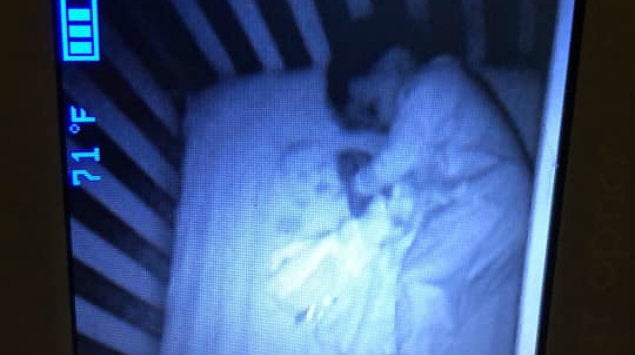 Se viraliza foto de “bebé fantasma” durmiendo con un niño