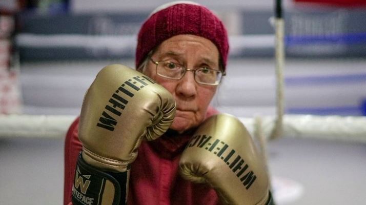 Abuelita de 75 años practica boxeo contra el Parkinson