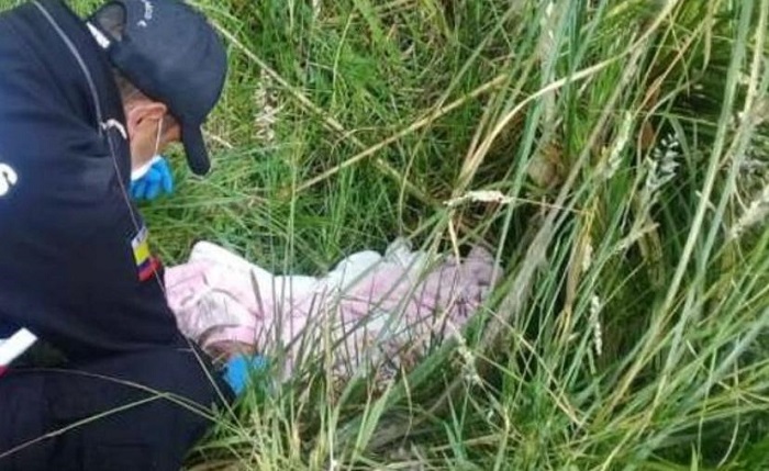 Encuentran a infante abandonada con gusanos en los ojos