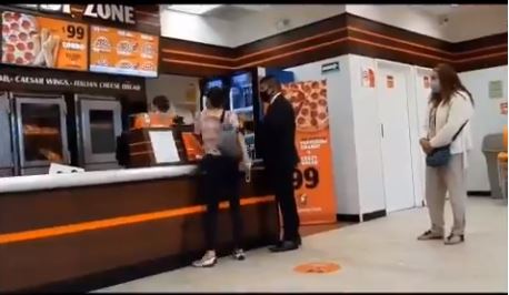 VÍDEO: #LadyPizza le piden usar cubrebocas y en respuesta destroza, agrede y ofende