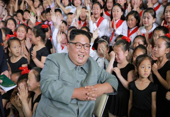 Foto rara de Kim Jong Un: mientras el ríe decenas de niñas lloran