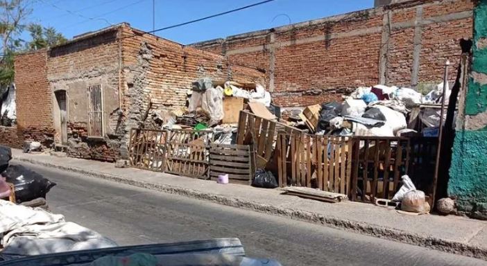 Pepenador acumula desechos en su casa y olores incomodan a vecinos