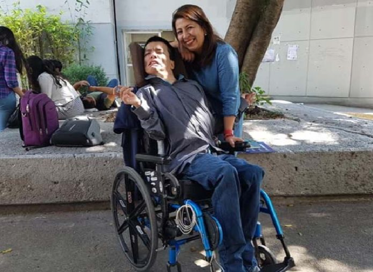 La UNAM contrata a joven con parálisis cerebral como profesor