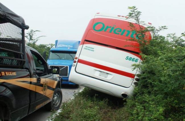 Autobús destruye dos vehículos que viajaban a Kinchil, Yucatán