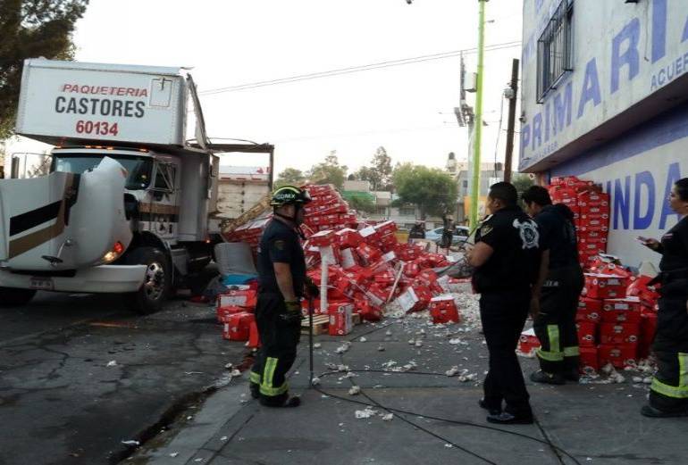 Accidente "oloroso" en la CDMX: Camión de carga choca contra escuela