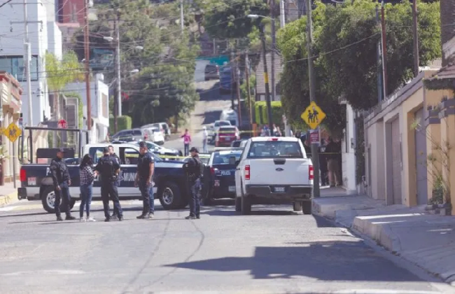 Hombre mata a su esposa, hiere a su hijo y luego se suicida en Tijuana