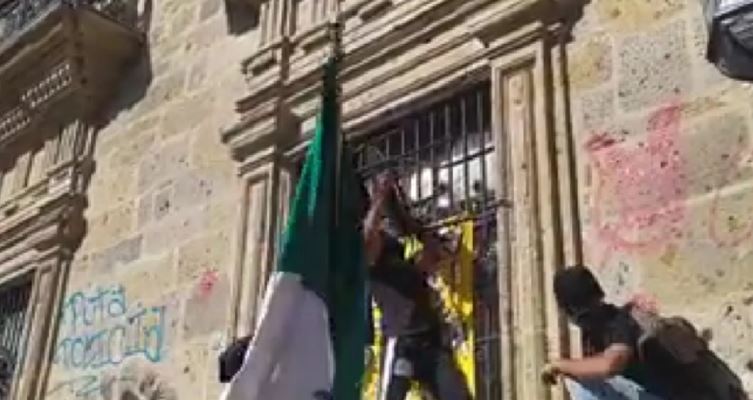 VIDEO: Vandalizan Palacio de Gobierno en Jalisco; exigen justicia para Giovanni