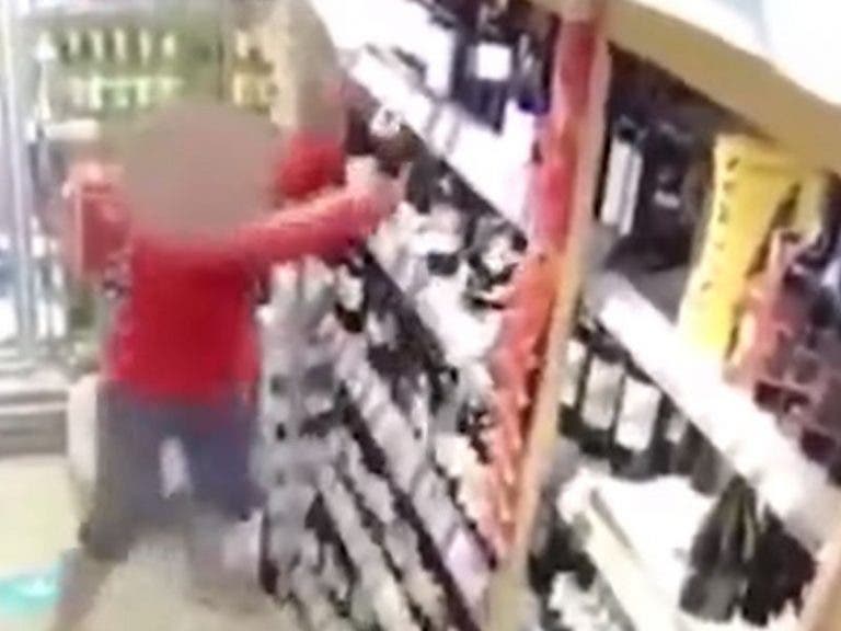 (VIDEO) #LadyVino: Mujer rompe decenas de botellas de vino de una tienda