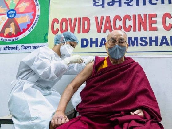 Dalai Lama ya se vacunó contra el Covid e invita a otros a que lo hagan