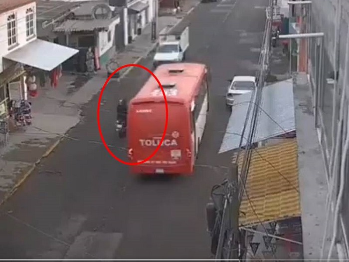 (VIDEO) Cancún: Menor cae de una moto y es atropellada por un camión