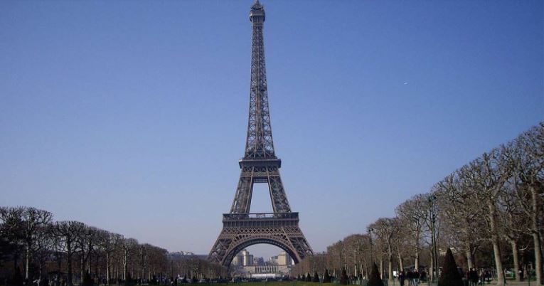 Embajada ofrece protección a mexicana abusada en Francia cerca de la Torre Eiffel