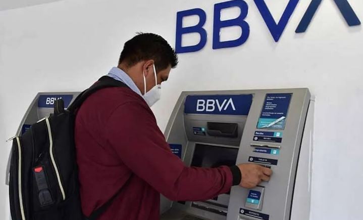 ¡Cuidado! BBVA bloquea tu tarjeta de débito si haces esto en el cajero