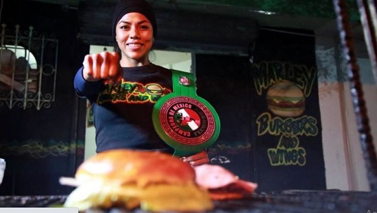Campeona mexicana de box vende hamburguesas para sobrevivir