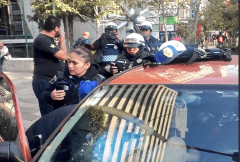 Policías ayudan a mujer a dar a luz en el interior de un automóvil en CDMX