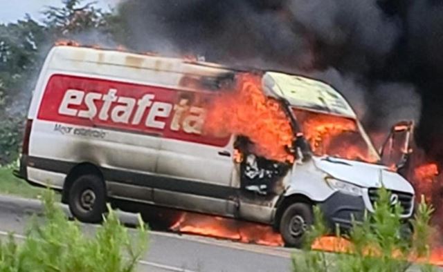 Michoacán: Incendian camiones y bloquean carretera tras desaparición de 7 policías