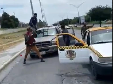 Atacan a machetazos a pasajero de taxi y lo dejan tirado en plena carretera