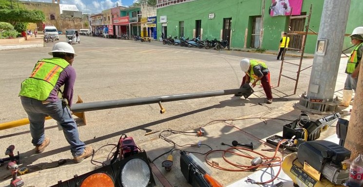 Dan mantenimiento a semáforos en Oxkutzcab