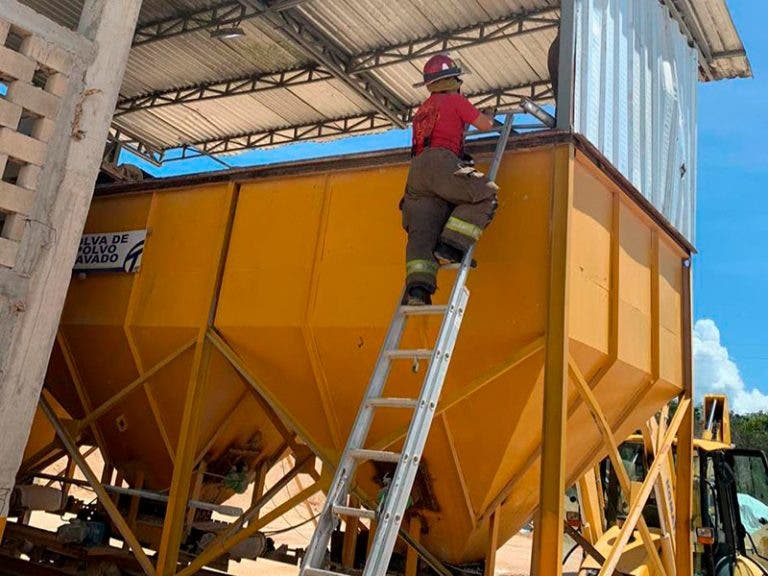 Cae a máquina trituradora mientras trabajaba en Cancún