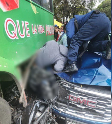 Fue una mujer la que aventó el auto a asaltante y lo prensó en CDMX